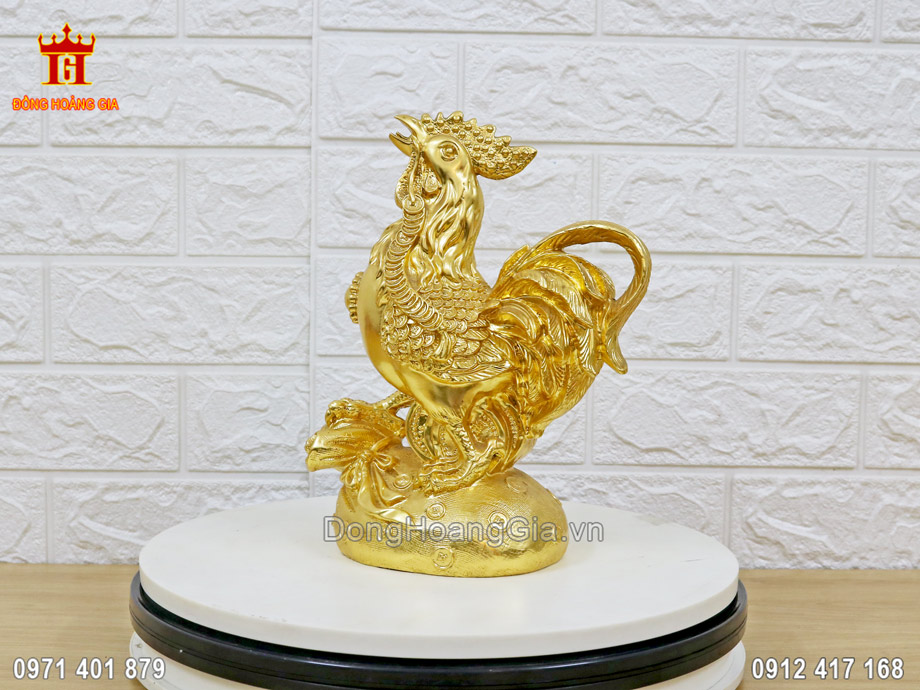 Pho tượng gà phong thủy được chế tác trong tư thế vương giả